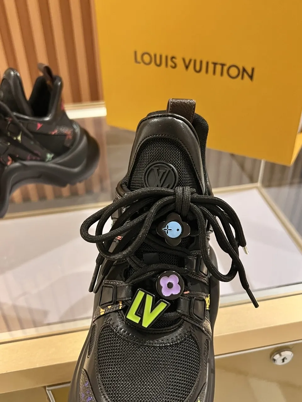 👟👟Ex-factory price 720👟👟 This three-color LV is different. 2025 new Murakami Takashi co-branded black three-color LV fancy button model Archlight donkey brand hardware casual sports dad shoes with an increased heel height of about 5.5cm, 35-41 white letter buckle